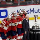 Bill Daly s úradujúcimi šampiónmi NHL – Floridou Panthers. 