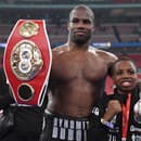 Britský boxer Daniel Dubois, ktorý si udržal titul majstra sveta v ťažkej váhe organizácie IBF.