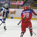 Na snímke vľavo hráč Slovenska Jozef Viliam Kmec a hráč Ruska Artem Baraboša počas finálového zápasu Hlinka Gretzky Cupu Slovensko U18 - Rusko U18 v sobotu 7. augusta 2021 v Piešťanoch.