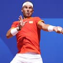 Španielsky tenista Rafael Nadal odvracia loptičku Srbovi Novakovi Djokovičovi počas 2. kola mužskej dvojhry na XXXIII. letných olympijských hrách 2024 v Paríži.