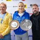 Zľava tenisový tréner Milan Martinec, jeho zverenkyňa Rebecca Šramková a kondičný tréner Dávid Olasz pózujú s trofejami za premiérový titul vo dvojhre na okruhu WTA v Thajsku (dole vľavo) a finálovú účasť v Tunisku.