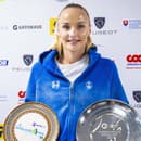 Slovenská tenistka Rebecca Šramková pózuje s trofejami za premiérový titul vo dvojhre na okruhu WTA v Thajsku (vľavo) a finálovú účasť v Tunisku.