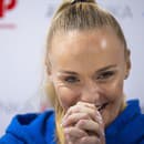 Slovenská tenistka Rebecca Šramková sa usmieva na tlačovej konferencii v Bratislave po zisku svojho premiérového titulu na okruhu WTA v thajskom Hua Hin.