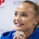 Slovenská tenistka Rebecca Šramková sa usmieva na tlačovej konferencii v Bratislave po zisku svojho premiérového titulu na okruhu WTA v thajskom Hua Hin.