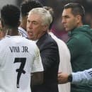 Tréner Realu Madrid Carlo Ancelotti (vpravo) a hráč Realu Madrid Vinicius Junior