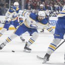 Slovenský hokejista Tomáš Tatar v drese New Jersey Devils, Dylan Cozens a Alex Tuch z Buffala Sabres.