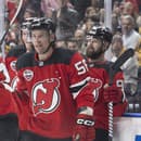 Vpravo slovenský hokejista Tomáš Tatar v drese New Jersey Devils sa raduje so spoluhráčmi z gólu.