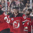 Vpravo slovenský hokejista Tomáš Tatar v drese New Jersey Devils sa raduje so spoluhráčmi z gólu.