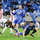 Na snímke vpravo v popredí Siemen Voet (Slovan) a vľavo Chinonso Emeka (Trenčín) v zápase.