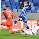 Na snímke uprostred Jurij Medveděv (Slovan), vpravo Lazar Stojsavljevič a vľabo brankár Matúš Sláviček (obaja Trenčín).