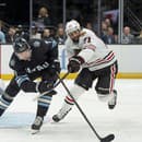 Obranca Michael Kesselring (7) z Utahu Hockey Club a ľavé krídlo Patrick Maroon z Chicaga Blackhawks v súboji o puk.