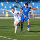 Zľava Apostolos Apostolopoulos (Grécko) a Adrián Kaprálik (Slovensko) bojujú o loptu