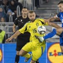 Lázsló Bénes (Slovensko) a Jesper Karlström (Švédsko) v súboji o loptu. 