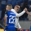 Zľava tréner Slovenska Francesco Calzona ďakuje svojim hráčom vľavo Stanislav Lobotka a vpravo Milan Škriniar po zápase C-divízie Ligy národov Slovensko - Švédsko 