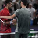 Novak Djokovič a Jannik Sinner po finálovom súboji v Šanghaji.