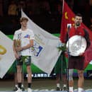 Jannik Sinner a Novak Djokovič pri preberaní trofejí po finále turnaja v Šanghaji.