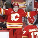 Slovenský útočník Samuel Honzek (Calgary Flames) sa raduje po góle.