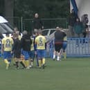 Šialenstvo na dedinskom futbale v Česku: Sedem vylúčení, rozhodcovia v nemocnici a zásah polície!