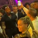 Conor McGregor tancoval blízko neznámej ženy, chytal ju za vlasy.