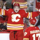 Slovenský útočník Samuel Honzek (Calgary Flames) sa raduje po góle.