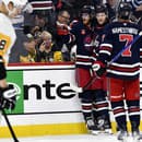 Radosť hráčov tímu Winnipeg Jets v zápase s Pittsburghom Penguins