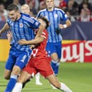 Na snímke Kevin Wimmer (vľavo) z ŠK Slovan Bratislava a Alejandro Frances (uprostred) z Girony bojujú o loptu. 