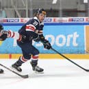 Zľava Boris Žabka (Banská Bystrica) a Liam Pecararo (Slovan) bojujú o puk 