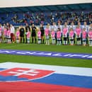 Futbalistky Slovenska (vpravo) a Walesu (vľavo) stoja počas hymny