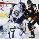 Neal Pionk (Winnipeg) a Martin Pospíšil (Calgary) v súboji pred bránkou.