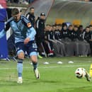 Alen Mustafič (Slovan) a Nino Marcelli (Podbrezová) v súboji