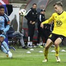 Cesar Blackman (Slovan) a Alex Markovič (Podbrezová) bojujú o loptu