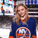 Hollywoodska herečka Chloe Grace Moretzová na zápase hokejového NY Islanders.