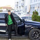  Reprezentačný kapitán Milan Škriniar sa do Senca sa doviezol na luxusnom BMW, ktoré okamžite upútalo pozornosť prítomných fotografov.