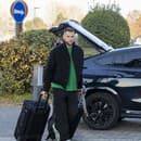  Reprezentačný kapitán Milan Škriniar sa do Senca sa doviezol na luxusnom BMW, ktoré okamžite upútalo pozornosť prítomných fotografov.