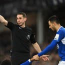 Hlavný  arbitrer futbalovej Premier League Davida Coote bol suspendovaný.