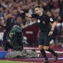 Hlavný  arbitrer futbalovej Premier League Davida Coote bol suspendovaný.