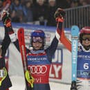 Zľava Katharina Liensbergerová, Mikaela Shiffrinová a Lena Dürrová na pódiu v Levi