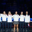 Na snímke slovenské tenistky sprava Tereza Mihalíková, Renáta Jamrichová, Viktória Hrunčáková, Anna Karolína Schmiedlová, Rebecca Šramková a kapitán slovenského tímu Matej Lipták stoja počas slovenskej hymny pred úvodnými dvojhrami finálového duelu Slovensko - Taliansko.