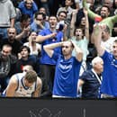 Na snímke slovenskí basketbalisti reagujú na striedačke