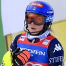 Americká lyžiarka Mikaela Shiffrinová kontroluje čas v cieli 2. kola slalomu žien Svetového pohára v alpskom lyžovaní v rakúskom stredisku Gurgl 