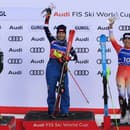 Americká lyžiarka Mikaela Shiffrinová (uprostred) pózuje na pódiu po 2. kole slalomu žien Svetového pohára v alpskom lyžovaní v rakúskom stredisku Gurgl 