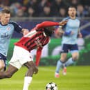 Kapitán belasých Juraj Kucka atakuje Youssoufa Fofana.