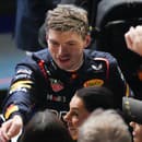 Holandský pilot F1 Max Verstappen z Red Bullu oslavuje víťazstvo na Veľkej cene Kataru.