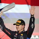 Holandský pilot F1 Max Verstappen z Red Bullu oslavuje víťazstvo na Veľkej cene Kataru.