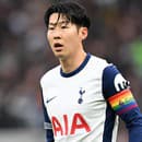 Kapitán Tottenhamu Heung-Min Son s dúhovou páskou na ruke.