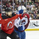 Slovenský hokejista v drese New Jersey Devils Tomáš Tatar (uprostred) a hráč Colorada Avalanche Cale Makar (vpravo) počas zápasu.