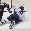 Vpravo Juraj Šiška (Poprad), vľavo Michal Sersen (Slovan Bratislava).