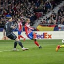 Na snímke vpravo brankár Dominik Takáč, vľavo Guram Kašia (obaja Slovan) a uprostred strieľa gól Antoine Griezmann (Atletico) počas futbalového zápasu 6. kola ligovej fázy Ligy majstrov Atletico Madrid - ŠK Slovan Bratislava.