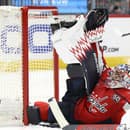 Brankár Washingtonu Capitals Charlie Lindgren ohúril fenomenálnym zákrokom.