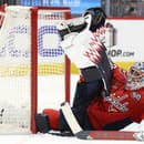 Brankár Washingtonu Capitals Charlie Lindgren ohúril fenomenálnym zákrokom.